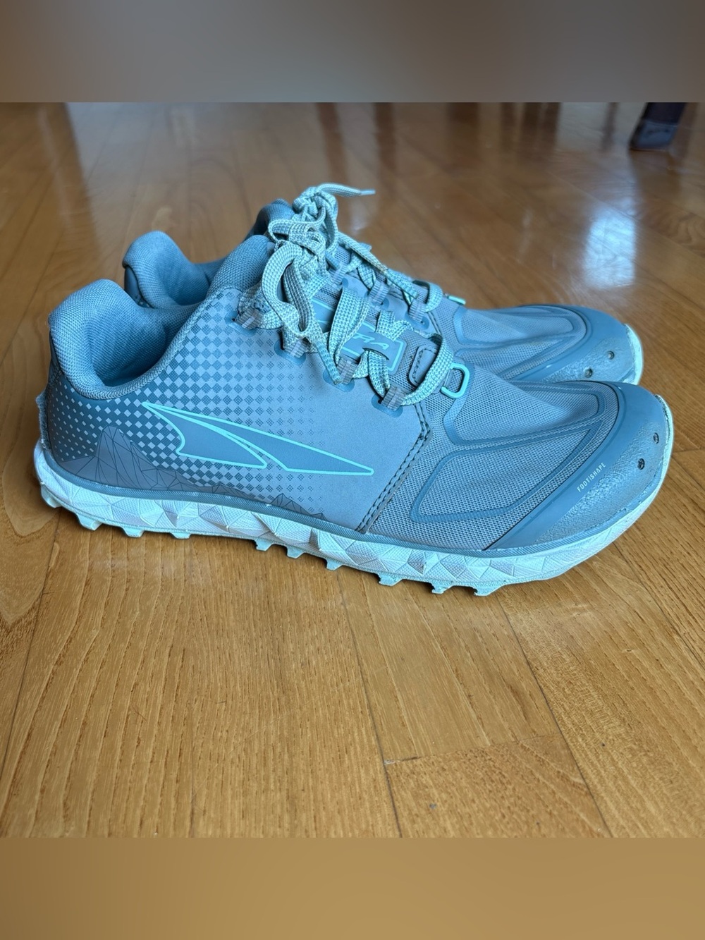Altra Superior 4.5 trail running shoes Gray White Aqua Sneakers Women’s Size 8